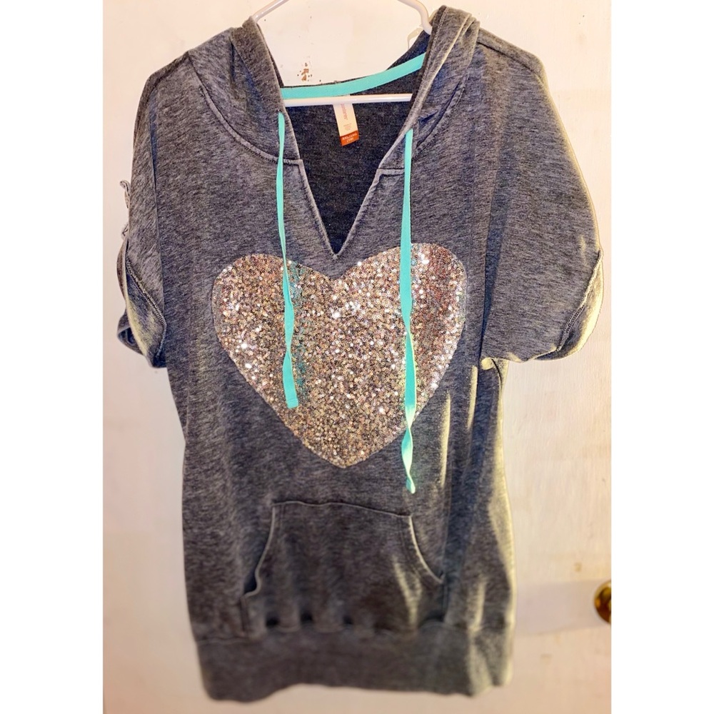 Gray and sequin heart short sleeve hoodie